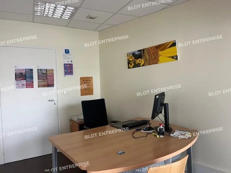 Bureau dans Brech à vendre - Photo de l’immeuble – Image 2 sur 9