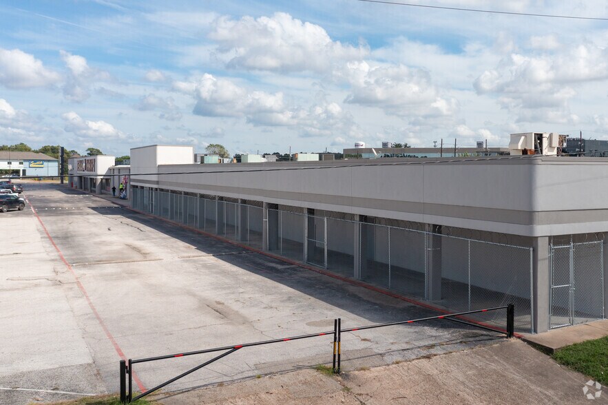 2315-2339 W FM-1960, Houston, TX à louer - Photo de l’immeuble – Image 2 sur 4