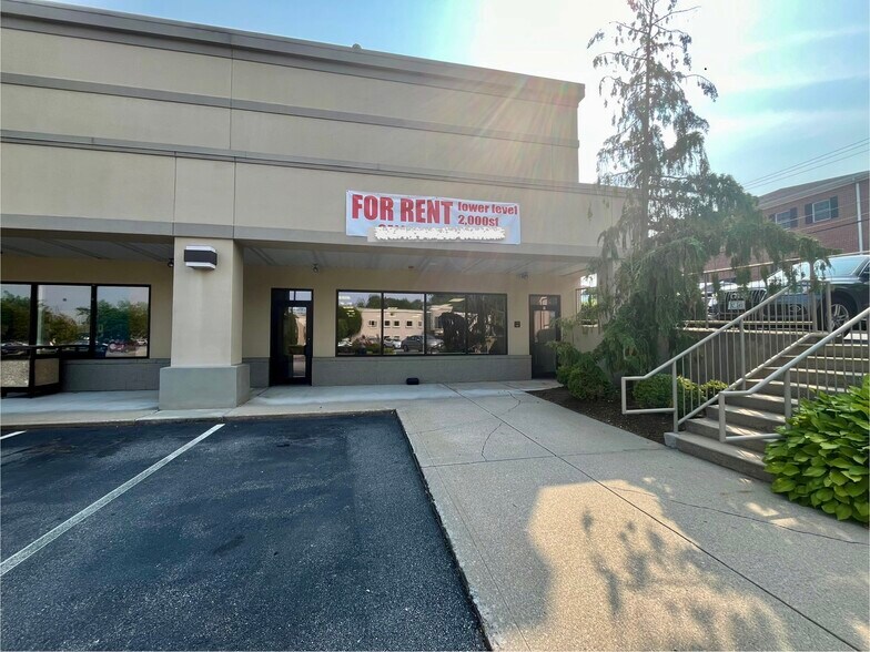 1401 Douglas Ave, North Providence, RI à louer - Photo de l’immeuble – Image 2 sur 10