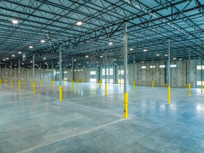 88 Parkway Dr S, Hauppauge, NY à louer Photo intérieure– Image 1 sur 3