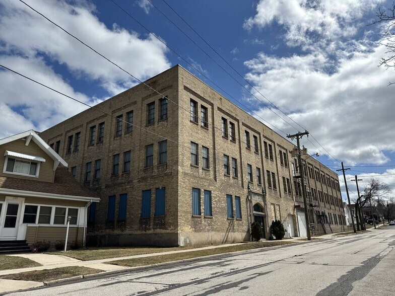 1133 S 16th St, Manitowoc, WI à vendre - Photo de l’immeuble – Image 2 sur 11