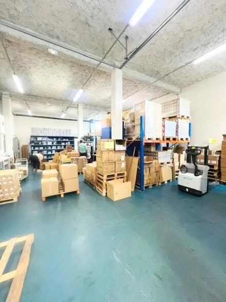 Local d’activités dans SAINT CYR L ECOLE à louer - Photo intérieure – Image 2 sur 23