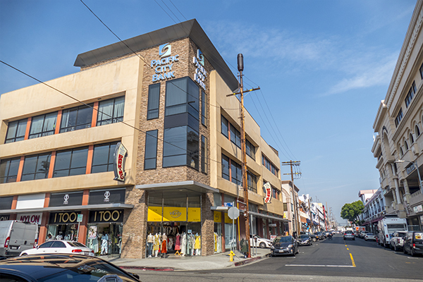 777 E 12th St, Los Angeles, CA à louer - Photo de l’immeuble – Image 3 sur 24