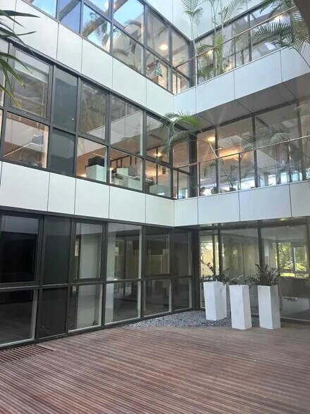 Bureau dans à louer - Photo de l’immeuble – Image 2 sur 12