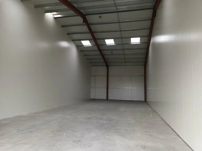 Local d’activités dans Épaignes à louer - Photo de l’immeuble – Image 3 sur 10