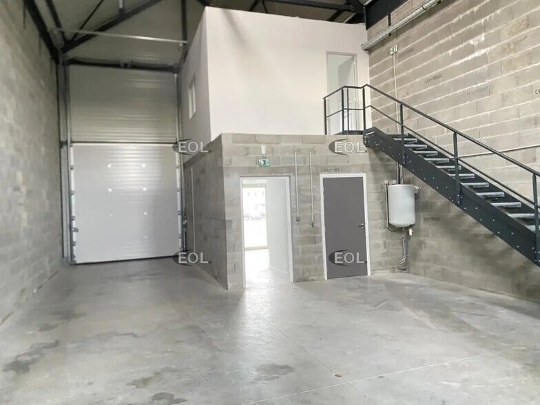 Local d’activités dans Genas à louer - Photo intérieure – Image 2 sur 6