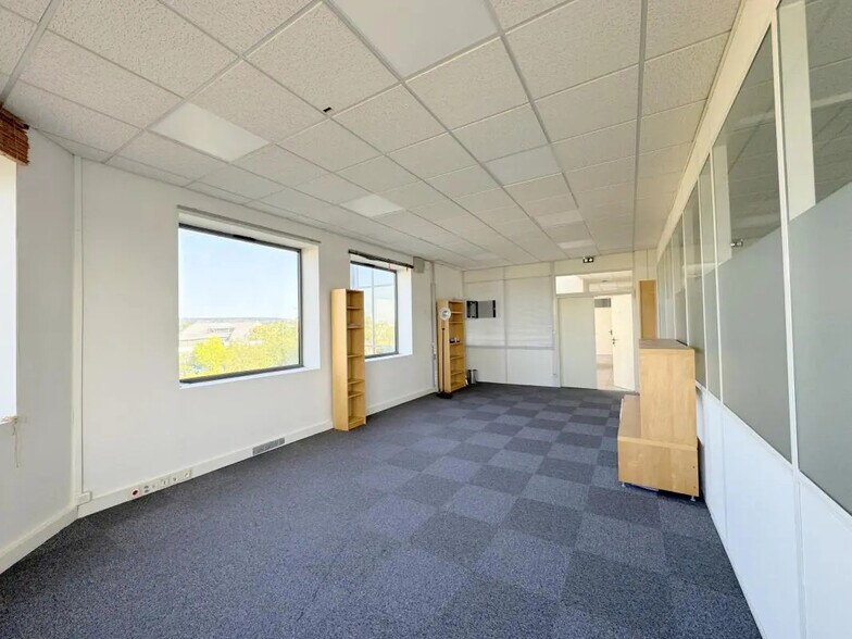 Bureau dans Poissy à louer - Photo de l’immeuble – Image 2 sur 13