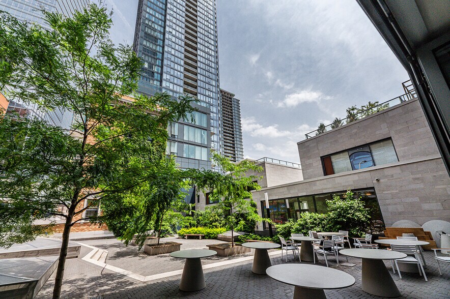 1268 Rue Saint-Antoine O, Montréal, QC à vendre - Photo de l’immeuble – Image 2 sur 32