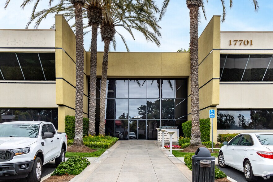 17701 Cowan, Irvine, CA à vendre - Photo de l’immeuble – Image 3 sur 22