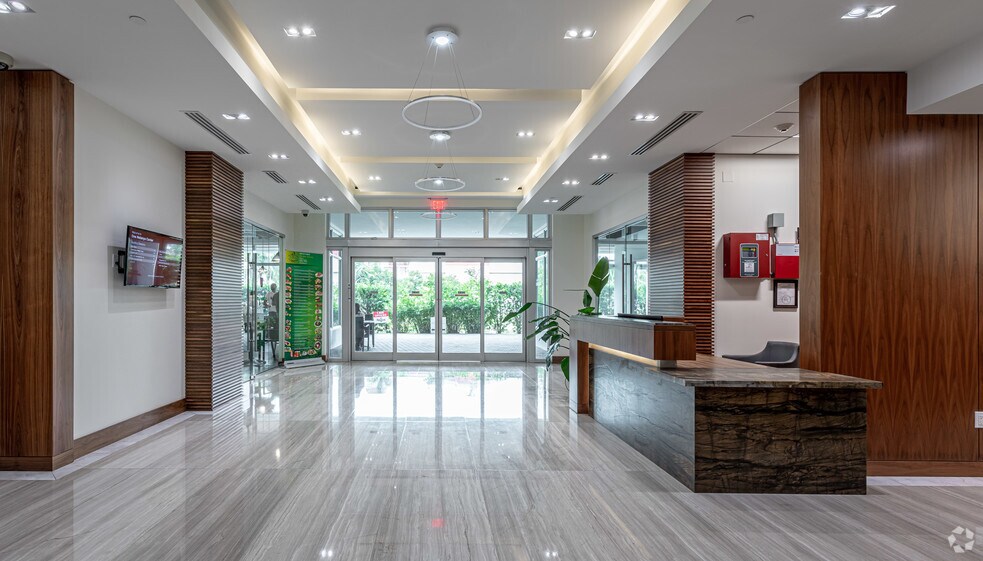 323 Sunny Isles Blvd, Sunny Isles Beach, FL à louer - Hall d’entrée – Image 3 sur 15