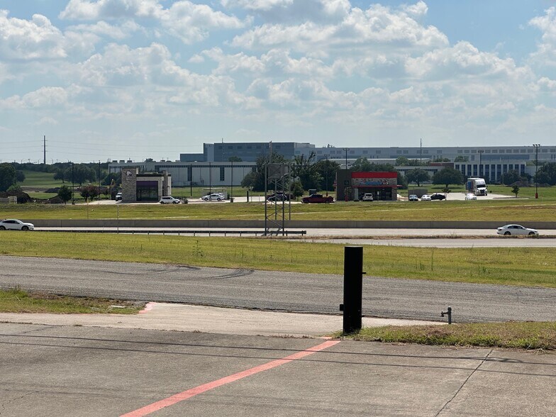 3111 S Travis St, Sherman, TX à louer - Photo de l’immeuble – Image 3 sur 16