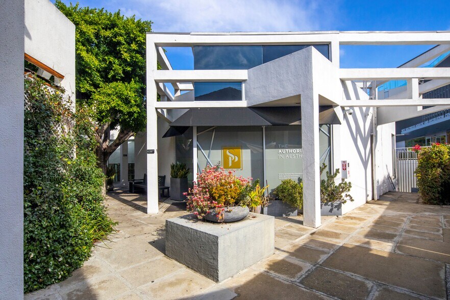 638-644 N Robertson Blvd, West Hollywood, CA à louer - Photo de l’immeuble – Image 3 sur 7