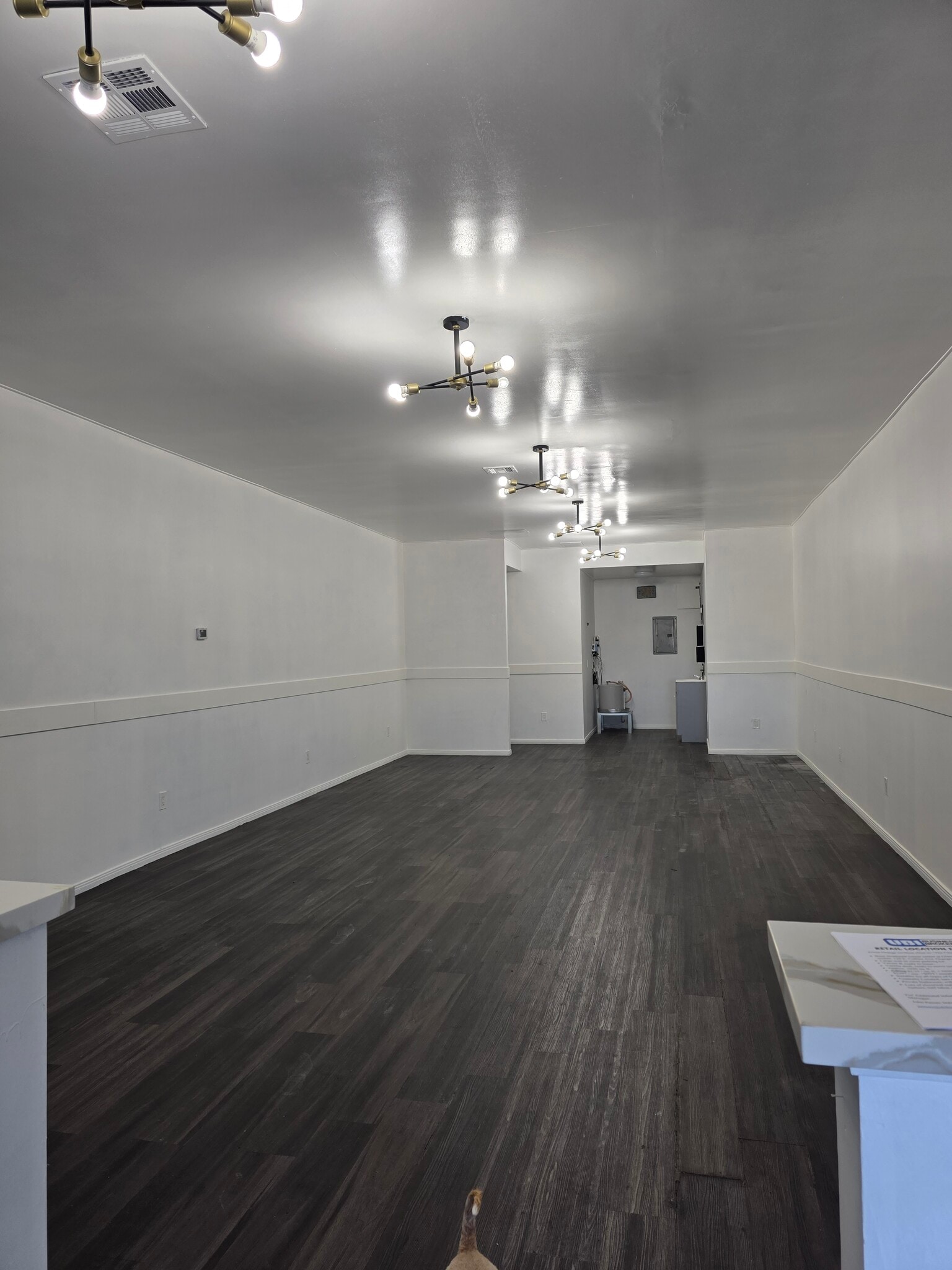 123-135 E Collins Ave, Orange, CA à louer Photo intérieure– Image 1 sur 6