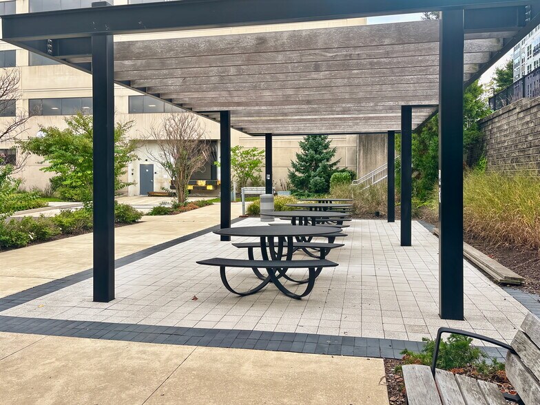 150 Monument Rd, Bala Cynwyd, PA à louer - Photo de l’immeuble – Image 3 sur 15