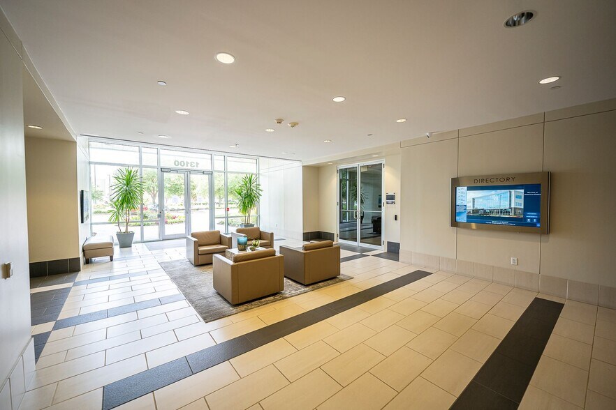 13100 Wortham Center Dr, Houston, TX à louer - Photo de l’immeuble – Image 3 sur 8