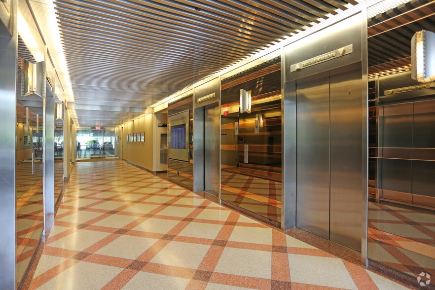 1010 northern Blvd, Great Neck, NY à louer - Hall d’entrée – Image 2 sur 20