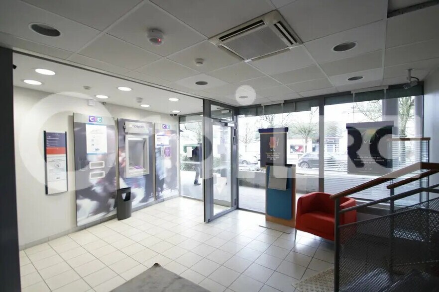 Local commercial dans Saran à louer - Hall d’entrée – Image 1 sur 5