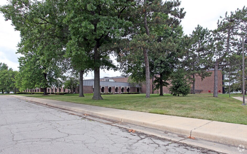 30500 Cypress Rd, Romulus, MI à louer - Photo de l’immeuble – Image 2 sur 7