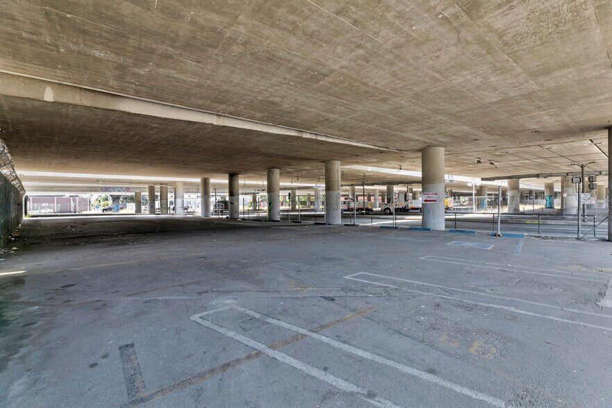1700 S Flower St, Los Angeles, CA à louer - Photo principale – Image 1 sur 14