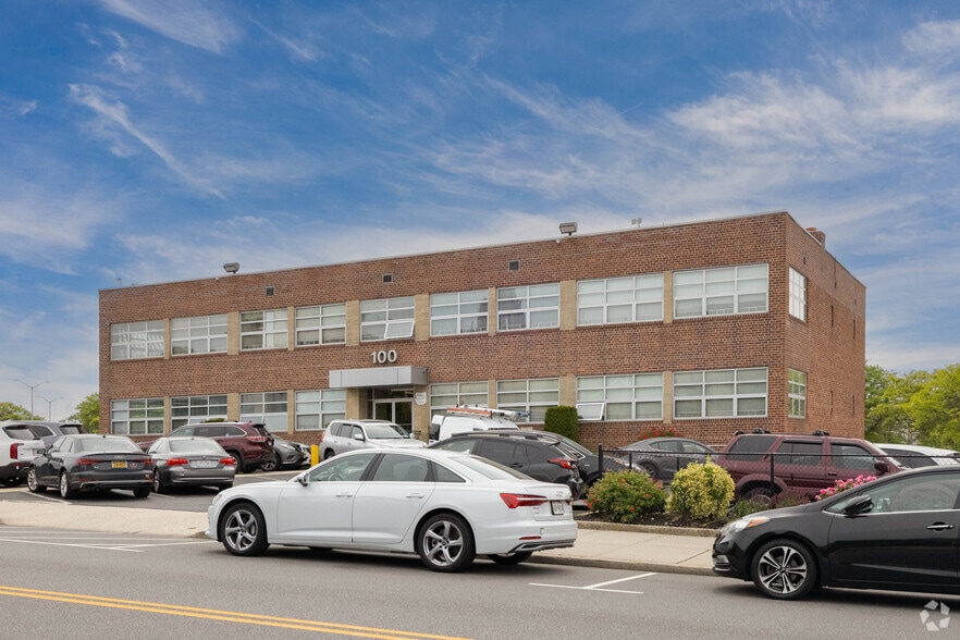 100 N Village Ave, Rockville Centre, NY à louer - Photo de l’immeuble – Image 2 sur 9