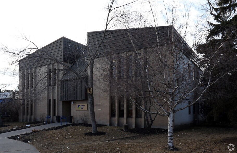 4 Parkdale Cres NW, Calgary, AB à vendre - Photo de l’immeuble – Image 3 sur 8