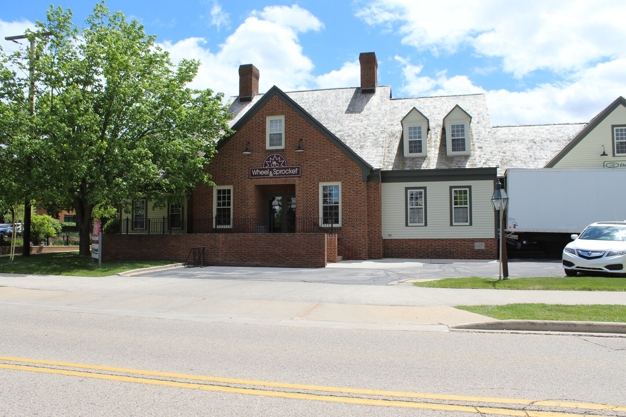 528 Wells St, Delafield, WI à vendre Photo de l’immeuble– Image 1 sur 6