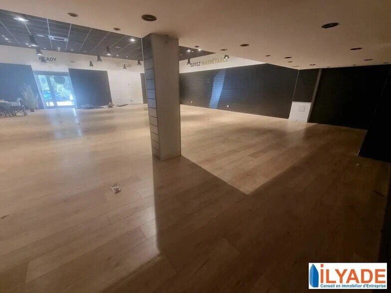 Local commercial dans Aix-en-Provence à louer - Photo de l’immeuble – Image 2 sur 4