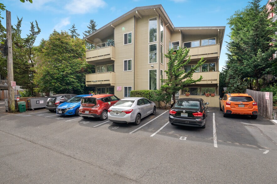 12348 33rd Ave NE, Seattle, WA à vendre - Photo de l’immeuble – Image 1 sur 15
