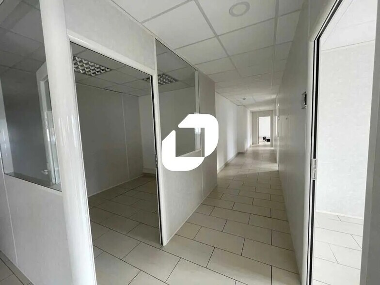 Bureau dans Décines-Charpieu à louer - Photo de l’immeuble – Image 2 sur 14