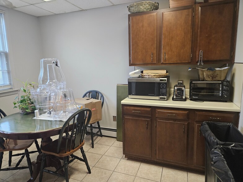 1479 Pennington Rd, Ewing, NJ à vendre - Photo intérieure – Image 2 sur 5