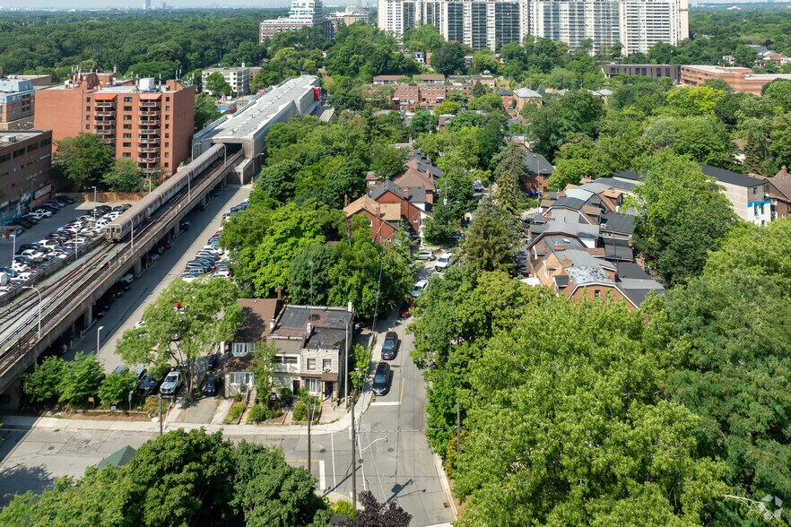 24 Indian Road Cres, Toronto, ON à vendre - Aérien – Image 2 sur 2