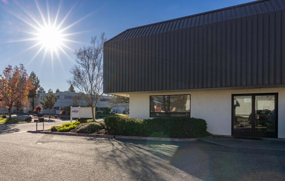 522 Martin Ave, Rohnert Park, CA à louer - Photo de l’immeuble – Image 3 sur 12