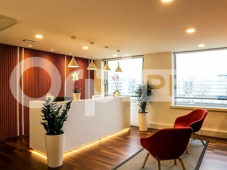 Bureau dans Montigny-le-Bretonneux à louer - Photo de l’immeuble – Image 1 sur 12
