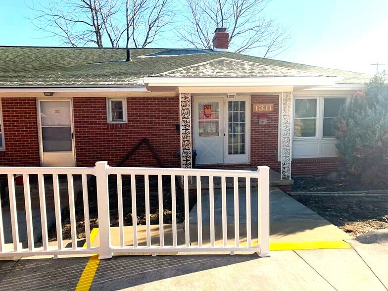 1315 W 1st St, Cedar Falls, IA à vendre - Photo de l’immeuble – Image 2 sur 13