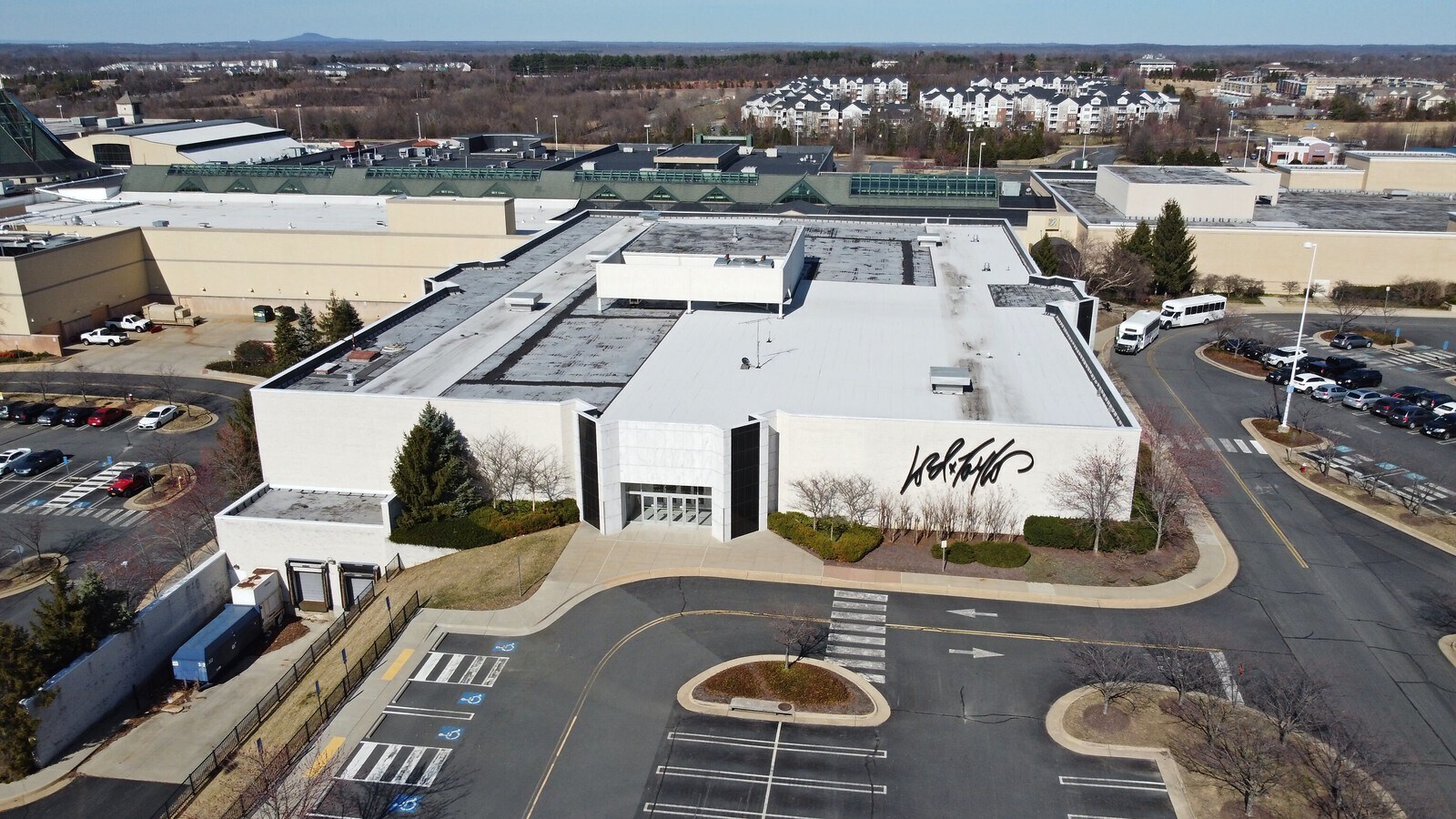 21100 Dulles Town Cir, Dulles, VA à louer Photo de l’immeuble– Image 1 sur 24