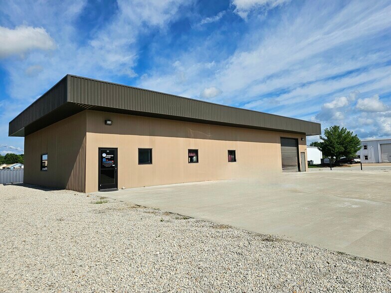 213 E Broadway & 220 Old US 40 Hwy portefeuille de 2 biens à vendre sur LoopNet.fr - Photo de l’immeuble – Image 1 sur 26