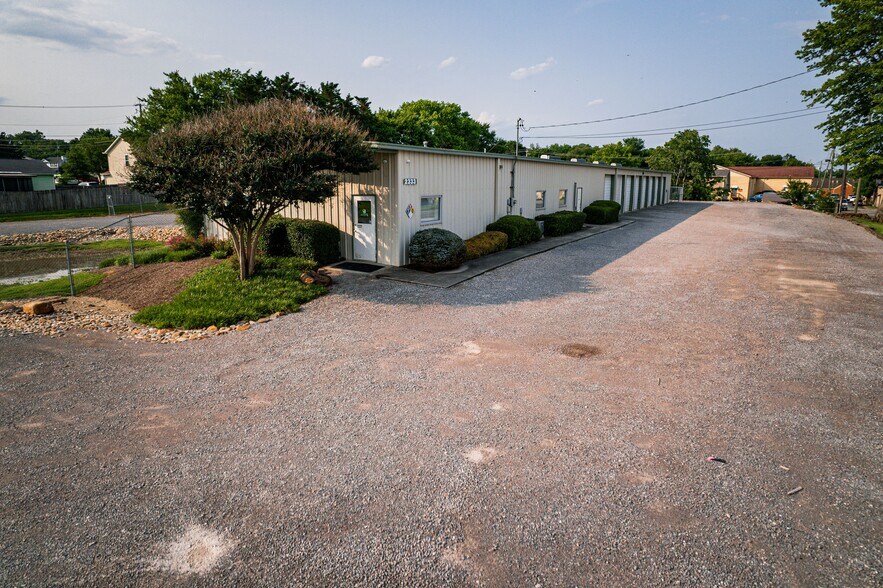 2333 W Emory Rd, Powell, TN à louer - Photo de l’immeuble – Image 2 sur 15
