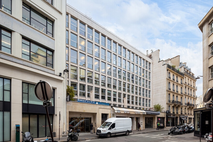 20 Rue Quentin-Bauchart, Paris à louer - Photo de l’immeuble – Image 2 sur 3