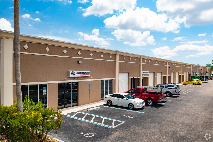 1001 Corporate Ave, North Port, FL à louer - Photo de l’immeuble – Image 1 sur 8