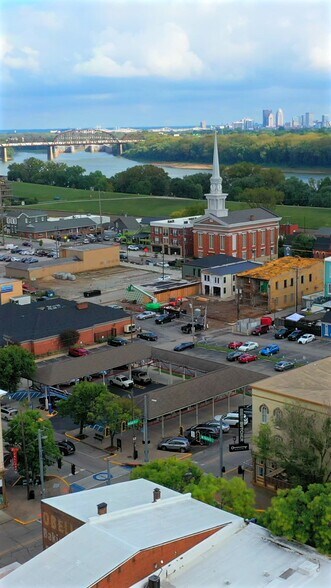 207 Bank St, New Albany, IN à vendre - Vidéo sur l’annonce professionnelle – Image 2 sur 51