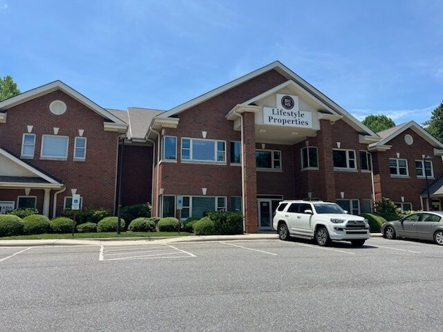 2 Walden Ridge Dr, Asheville, NC à louer - Photo de l’immeuble – Image 2 sur 9