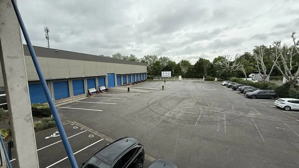 Industriel/Logistique dans Saint-Thibault-des-Vignes à louer Photo de l’immeuble– Image 1 sur 4
