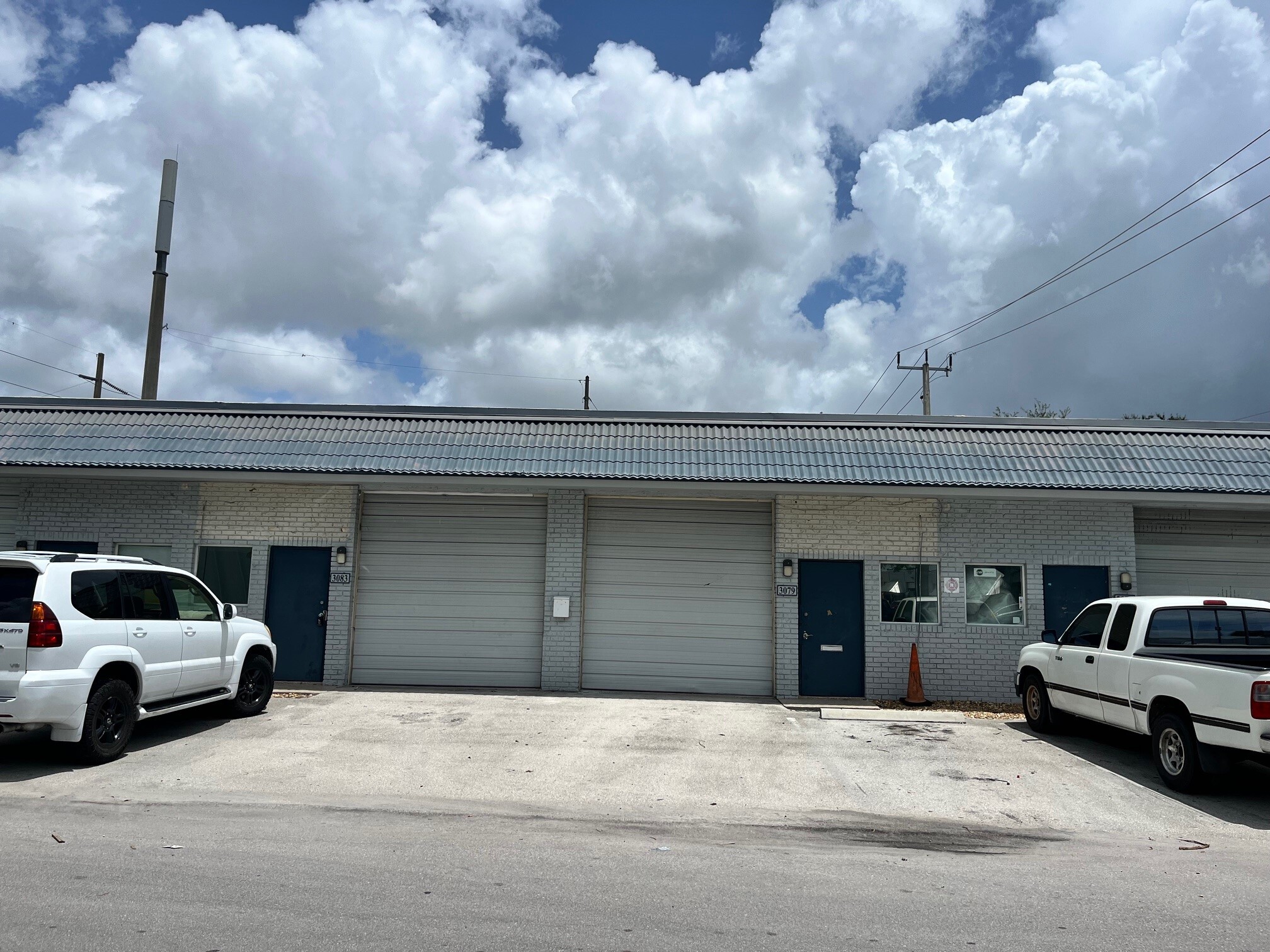 2696 NW 31st Ave, Lauderdale Lakes, FL à louer Photo de l’immeuble– Image 1 sur 2