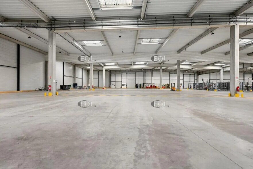 Local d’activités dans Sucy-en-Brie à louer - Photo de l’immeuble – Image 3 sur 22