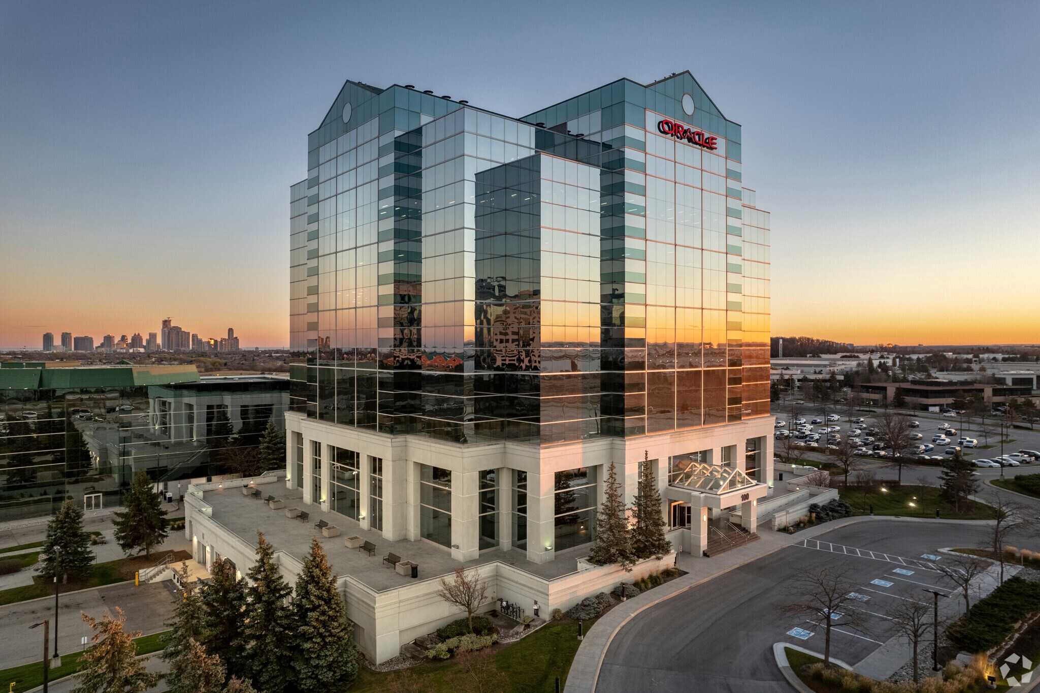 100 Milverton Dr, Mississauga, ON à louer Photo principale– Image 1 sur 9