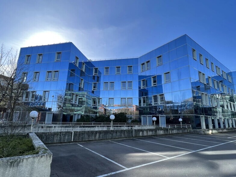 4-6 Avenue Du 8 Mai 1945, 78280 Guyancourt, Guyancourt à louer - Photo de l’immeuble – Image 3 sur 3