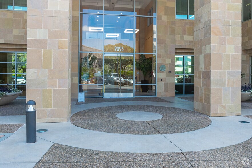 9095 Rio San Diego Dr, San Diego, CA à louer - Photo de l’immeuble – Image 3 sur 5