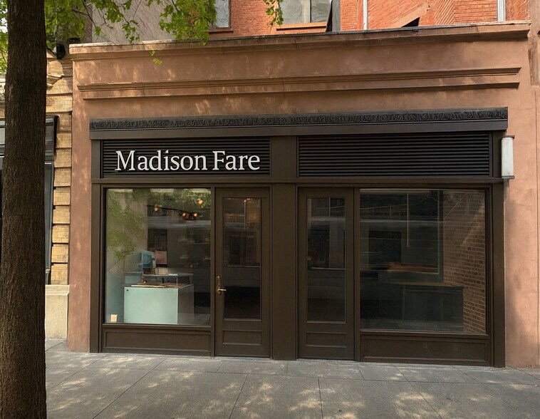 1 W 8th St, New York, NY à louer - Photo de l’immeuble – Image 2 sur 10