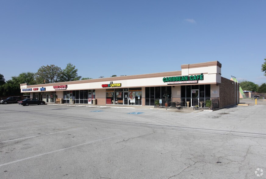 1000-1012 Webb Chapel Rd, Carrollton, TX à louer - Photo principale – Image 1 sur 5