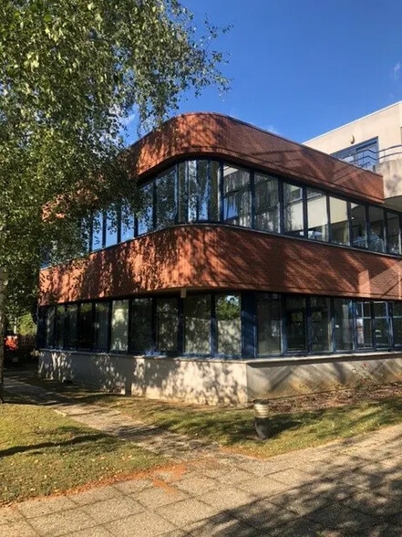 Bureau dans Montigny-le-Bretonneux à vendre - Photo de l’immeuble – Image 1 sur 9